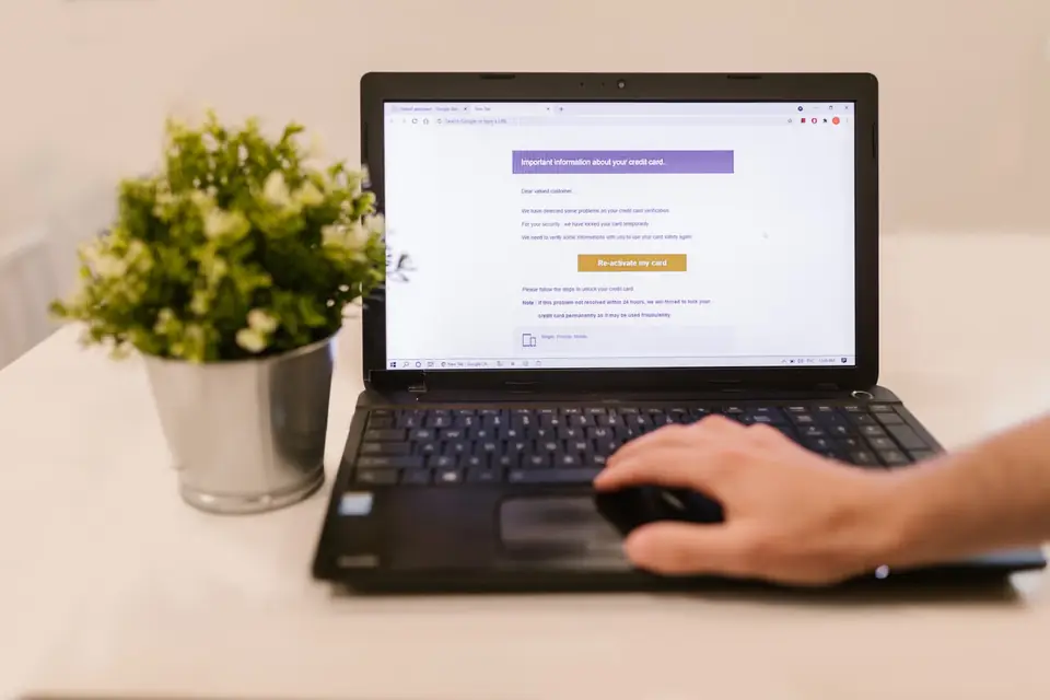 Sending a helpful outreach email reporting a broken link