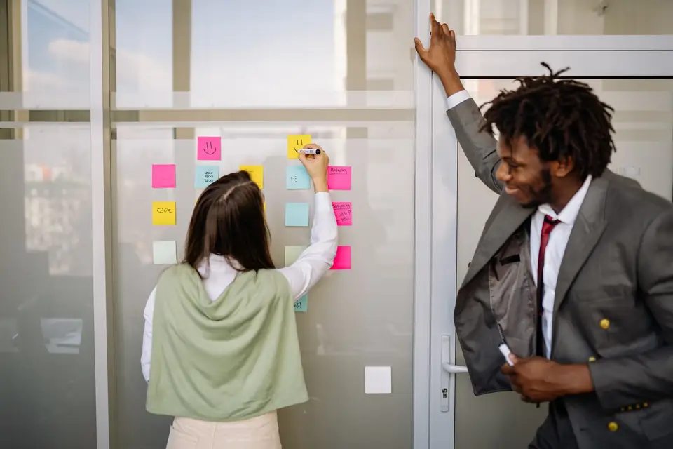 Sticky-note clustering session mapping long-tail keyword groups