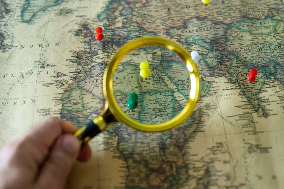 World map with location markers illustrating international URL structures