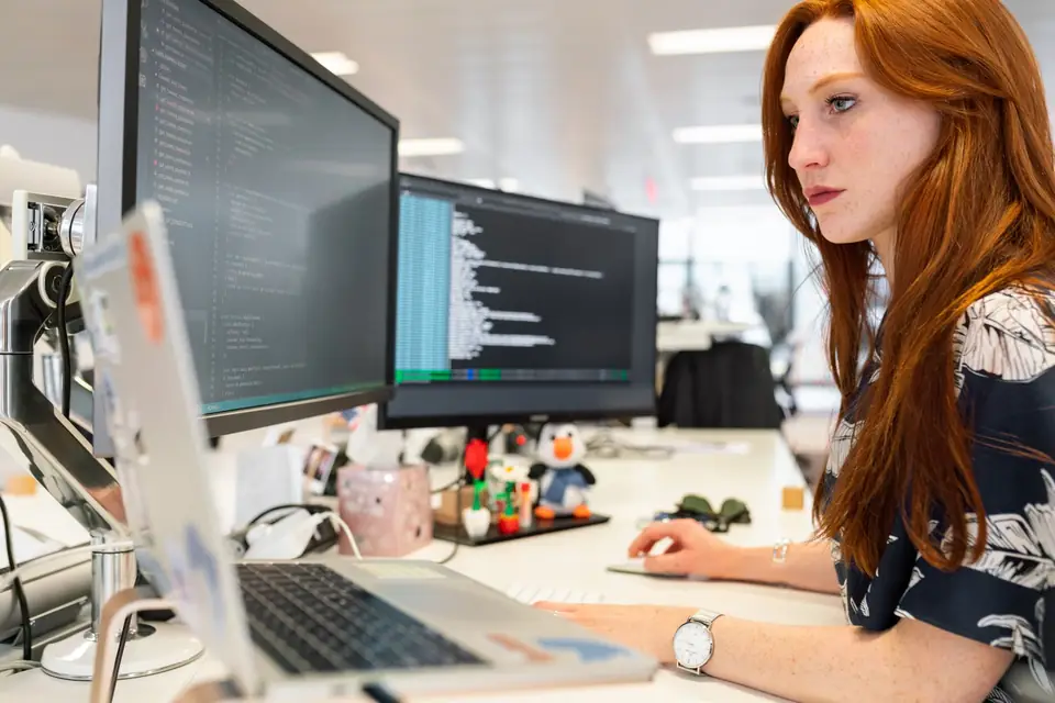 Developer comparing server-side and client-side rendering output on two monitors